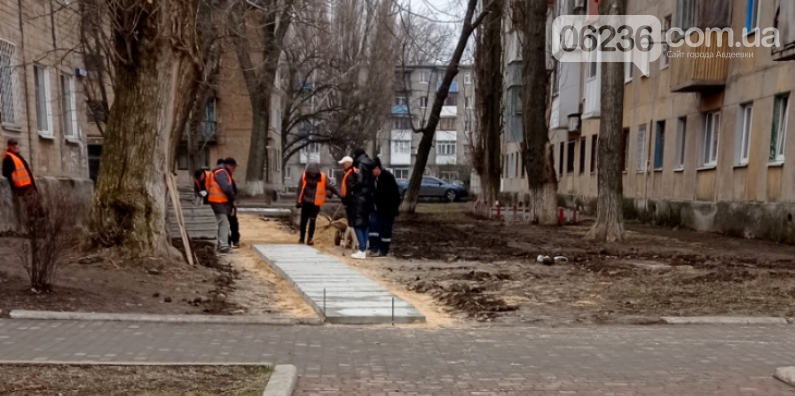 Сотрудники КП "СЕЗ" продолжают прокладывать тротуары в городе, фото-1