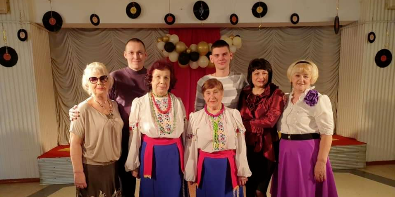 Ветераны АКХЗ подарили горожанам душевный концерт
