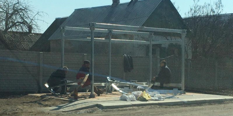 Безответственные жители города снова ломают остановки