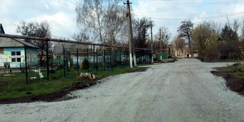 Работники АКХЗ помогли коммунальщикам привести в порядок дороги в старой части Авдеевки