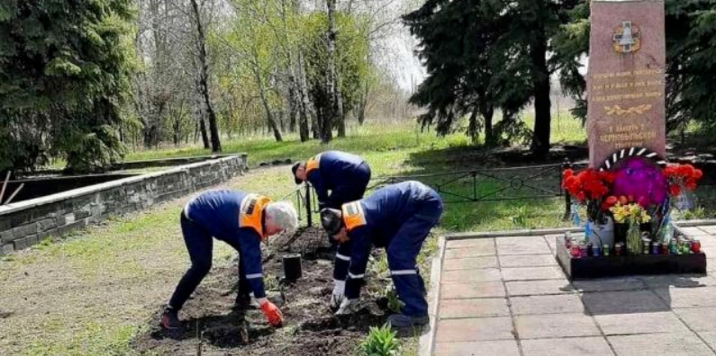 В Авдіївці біля меморіалу жертвам Чорнобильської катастрофи висадили троянди