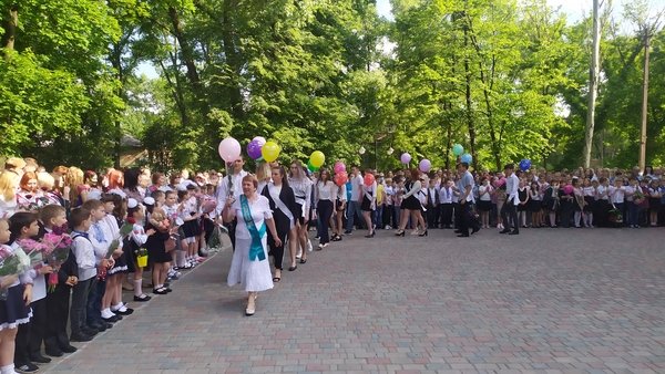 Для авдіївських школярів пролунав останній дзвоник