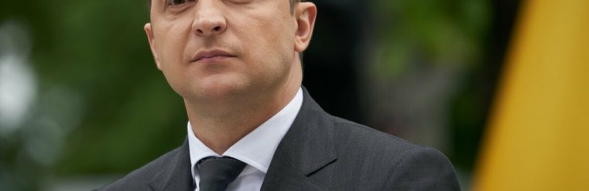 Зеленский подписал указ о повышении минимальной зарплаты медикам