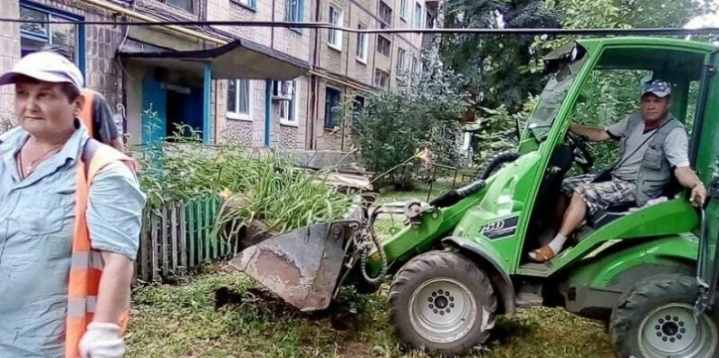 В Авдеевке продолжается очищение территории от использованных покрышек