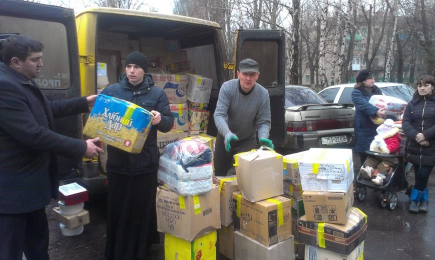 Многодетным семьям из Авдеевки раздали гуманитарную помощь от семей из Тернополя (фото) - фото 1